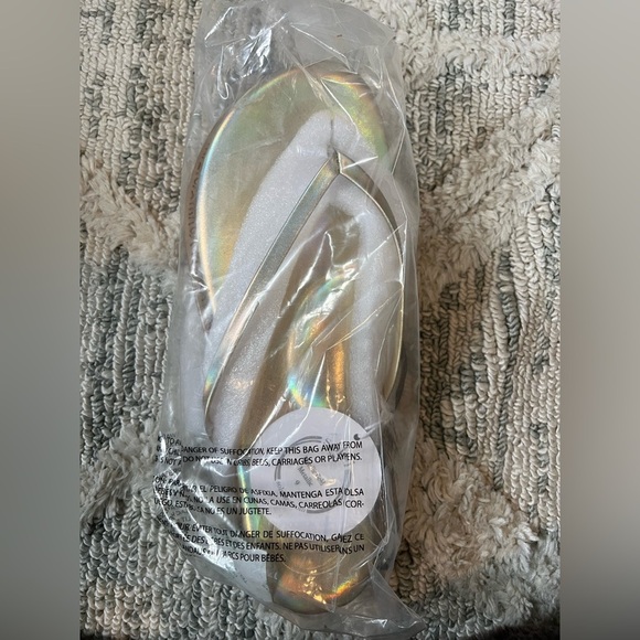 Soléi Sea Shoes - NWT Soléi Sea Indie Flip-Flop Sandals – Metallic Gold